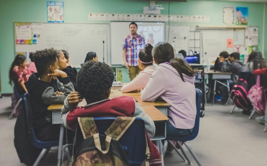 Alunos em sala de aula com o professor